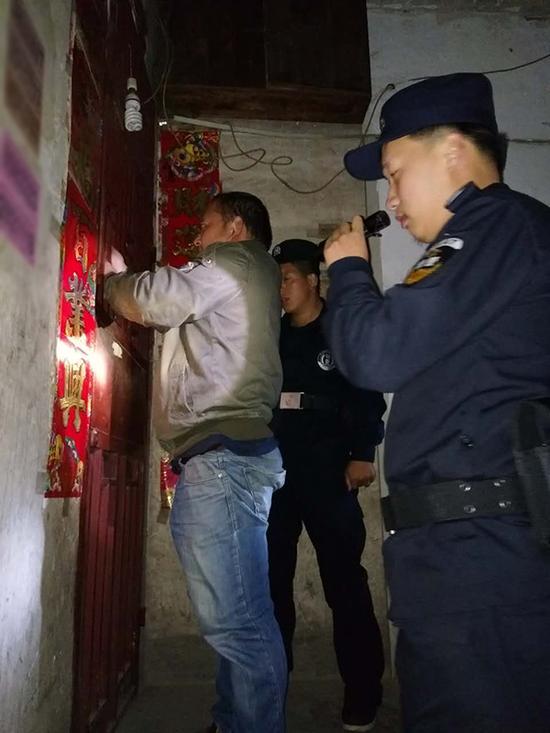 中山粗心妈妈误将幼女锁家中 民警全城寻开锁师傅开门